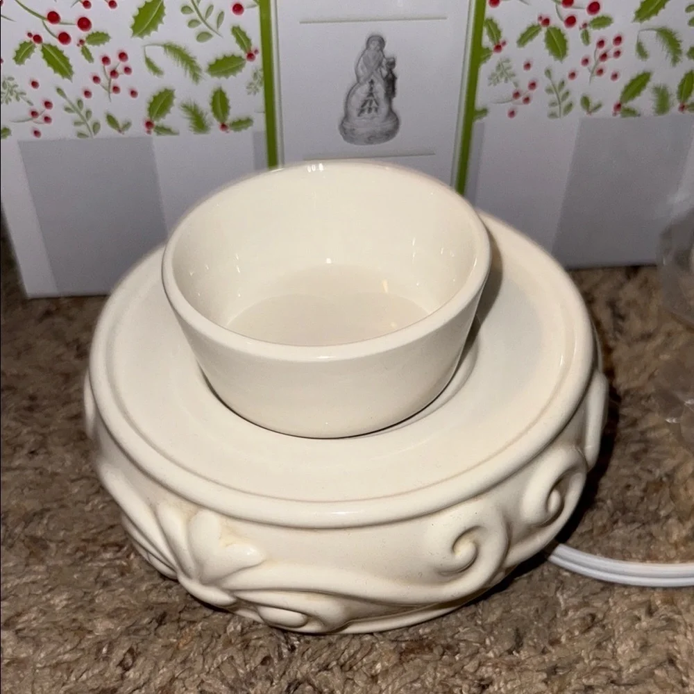 Scentsy Festive Old World Santa wax warmer